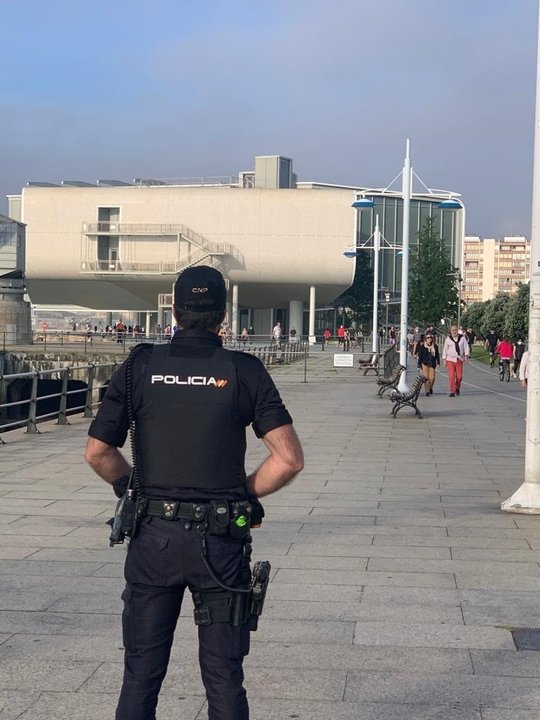 Agente de Policía Nacional en el Paseo Marítimo de Santander