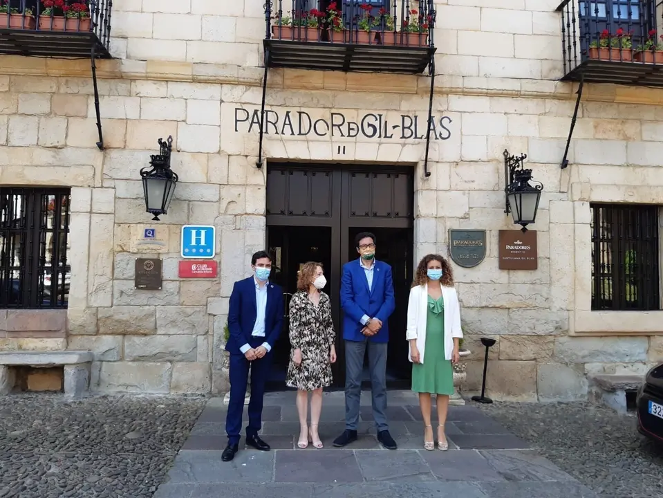 Visita al parador Gil Blas de la delegada del Gobierno y el presidente de Paradores