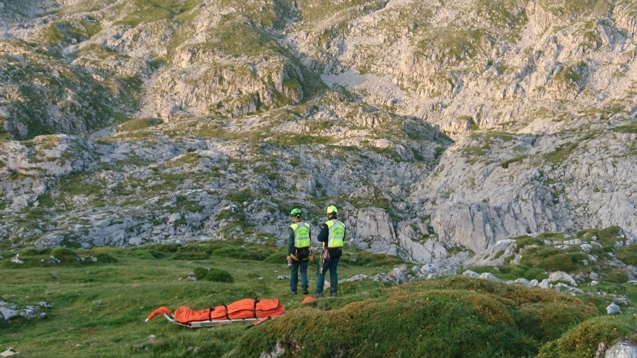 El cuerpo de un montañero fallecido de un infarto en Picos de Europa junto a agentes de la Guardia Civil.