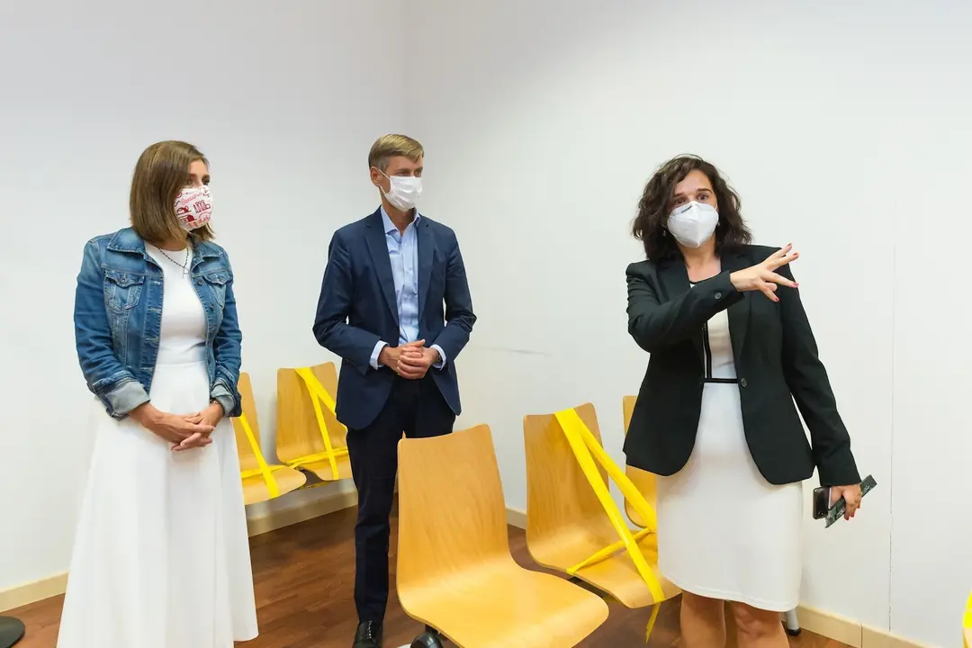 La consejera de Justicia, Paula Fern&aacute;ndez (izda) y el presidente del TSJC, Jos&eacute; Luis L&oacute;pez del Moral, visitan la sede judicial de Torrelavega