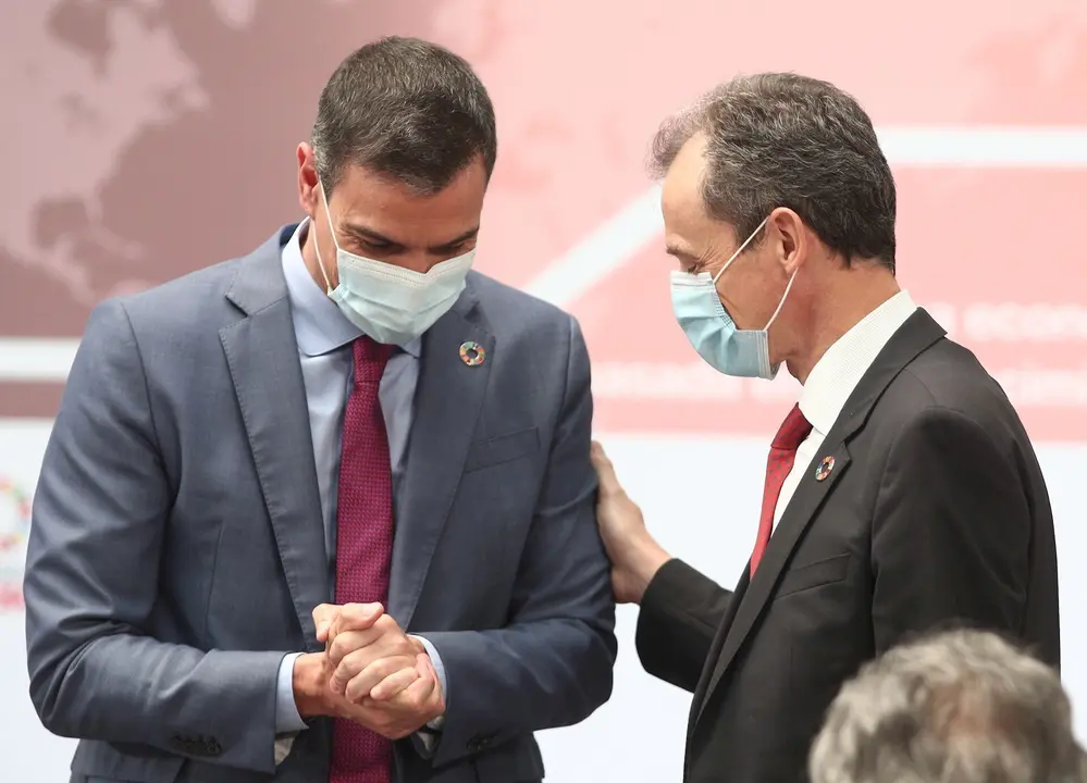 El Presidente del Gobierno, Pedro S&aacute;nchez (i), mantiene una conversaci&oacute;n con el ministro de Ciencia e Innovaci&oacute;n, Pedro Duque, durante la presentaci&oacute;n del Plan para reforzar el sistema de Ciencia, Tecnolog&iacute;a e Innovaci&oacute;n, en Moncloa