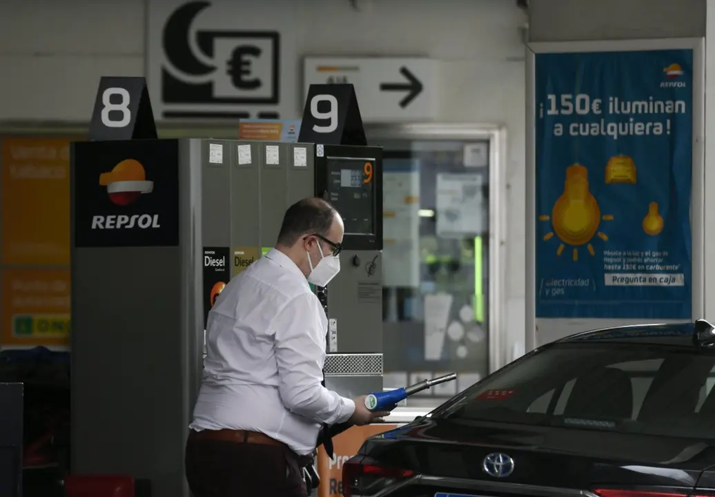 Un hombre echa gasolina a su coche en una gasolinera el d&iacute;a en el que se ha publicado que el &Iacute;ndice de Precios de Consumo (IPC) recort&oacute; en abril siete d&eacute;cimas su tasa interanual, hasta el -0,7%. El organismo estad&iacute;stico ha atribuido la disminuci&oacute;n de la t