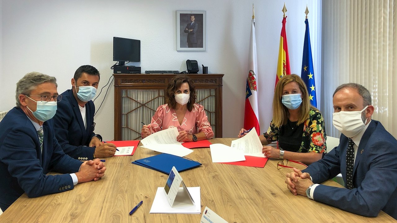 La consejera de Empleo, Ana Belén Álvarez, en la firma de los convenios