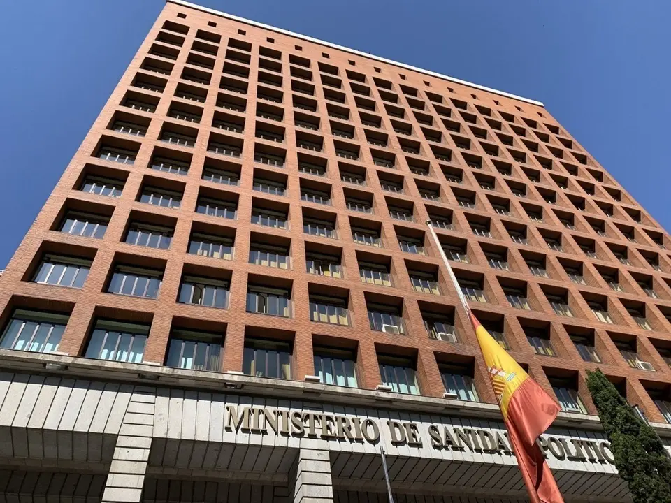 Sede del Ministerio de Sanidad con la bandera de Espa&ntilde;a a media asta en recuerdo de los fallecidos con COVID-19, en el periodo de diez d&iacute;as de luto decretado por el Gobierno.