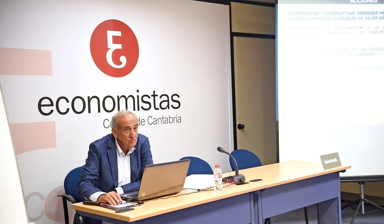 El decano-presidente del Colegio de Economistas, Fernando Garc&iacute;a Andr&eacute;s