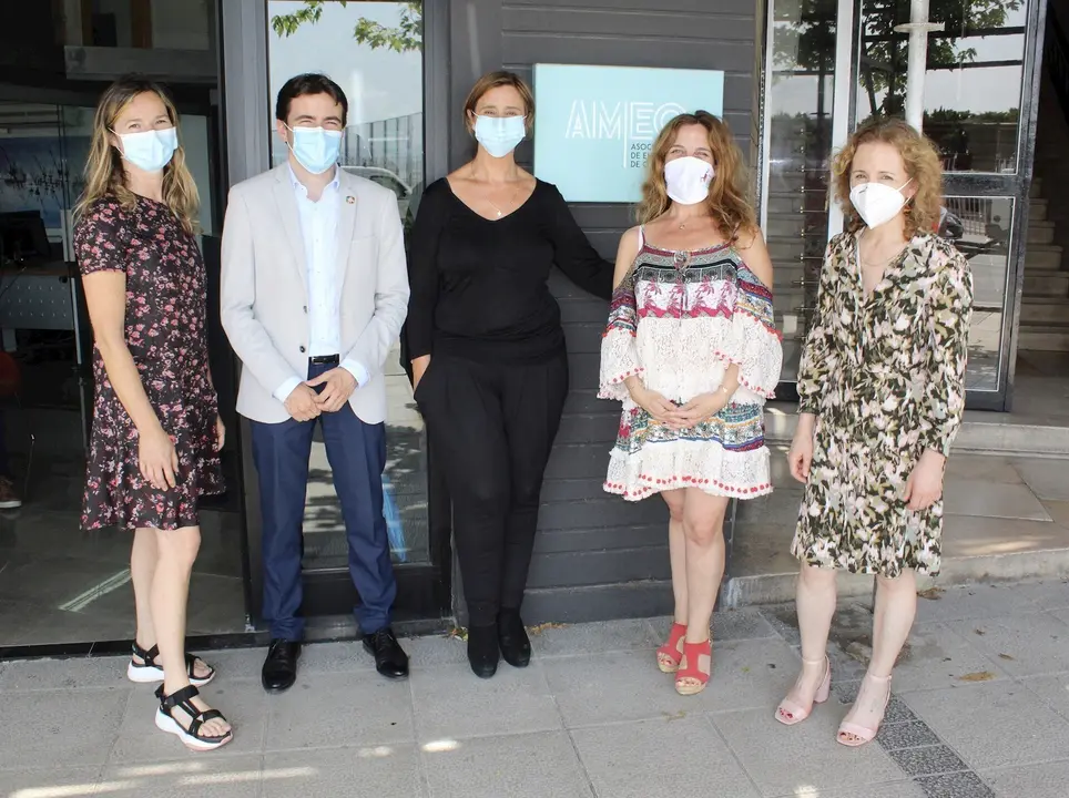 El diputado nacional por Cantabria, Pedro Casares, y la senadora, Isabel Fern&aacute;ndez, con las mujeres empresarias