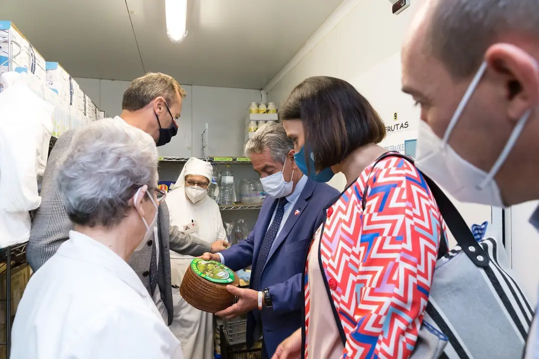 El presidente de Cantabria, Miguel &Aacute;ngel Revilla, el consejero Guillermo Blanco y la alcaldesa de Santander, Gema Igual, visitan la Cocina Econ&oacute;mica