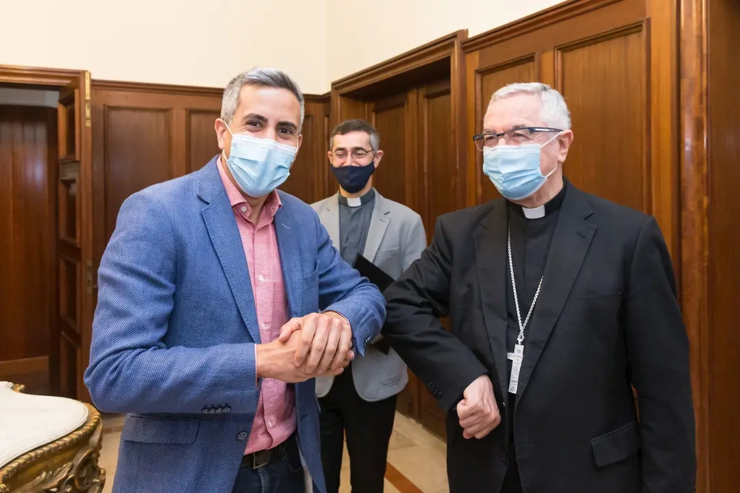 El vicepresidente y consejero de Universidades, Igualdad, Cultura y Deporte, Pablo Zuloaga, y el obispo de Santander, Manuel S&aacute;nchez Monge, se saludan con el codo