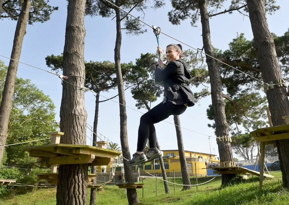 La alcaldesa de Santander, Gema Igual, en el Forestal Park.TirolinasGo