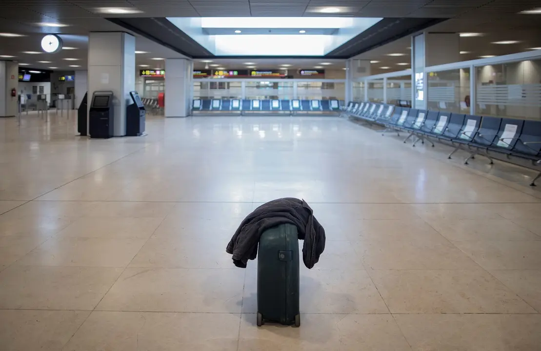 Una maleta en el suelo en la Terminal T1 del Aeropuerto Adolfo Su&aacute;rez Madrid-Barajas el d&iacute;a de su apertura y de las fronteras de Espa&ntilde;a, en Madrid 