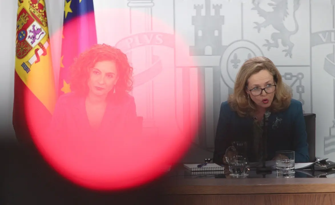 La ministra portavoz y de Hacienda, Mar&iacute;a Jes&uacute;s Montero y la vicepresidenta tercera y ministra de Asuntos Econ&oacute;micos y Transformaci&oacute;n Digital, Nadia Calvi&ntilde;o, durante la rueda de prensa tras el Consejo de Ministro