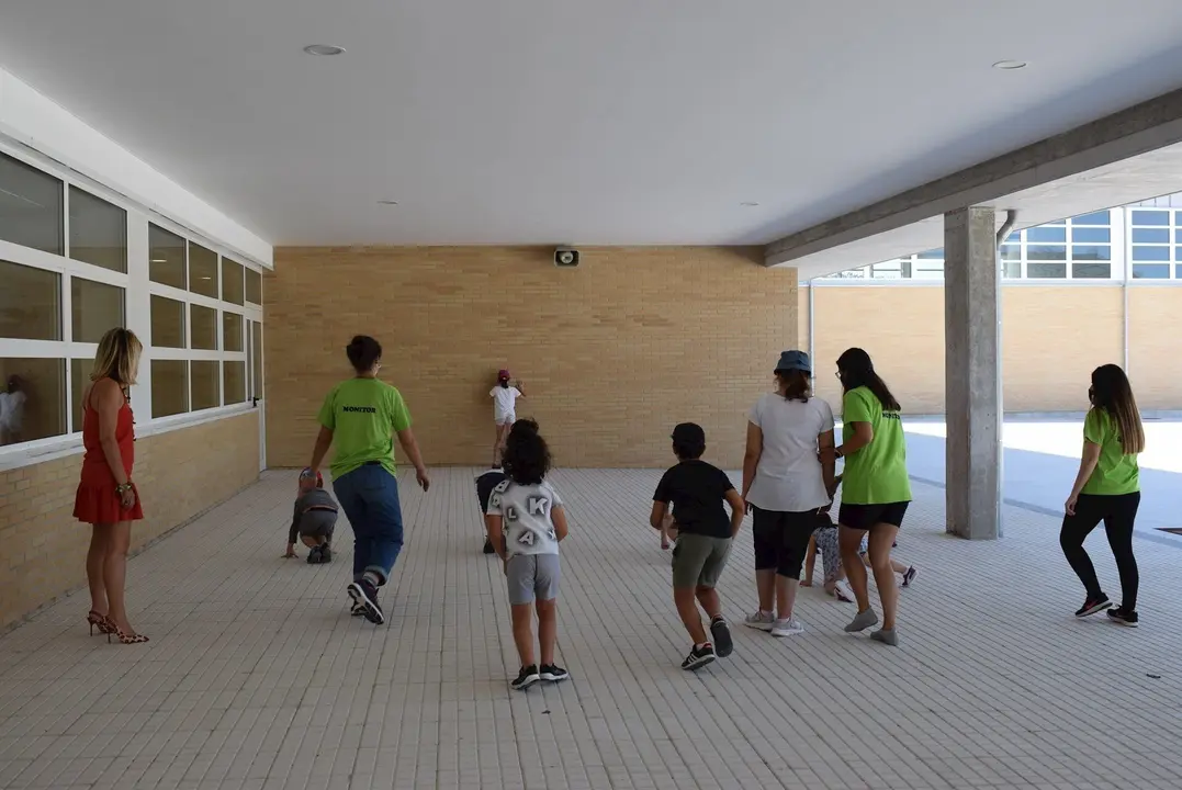 La alcaldesa de Pi&eacute;lagos, Ver&oacute;nica Samperio, con los ni&ntilde;os del programa 'Verano de colores'