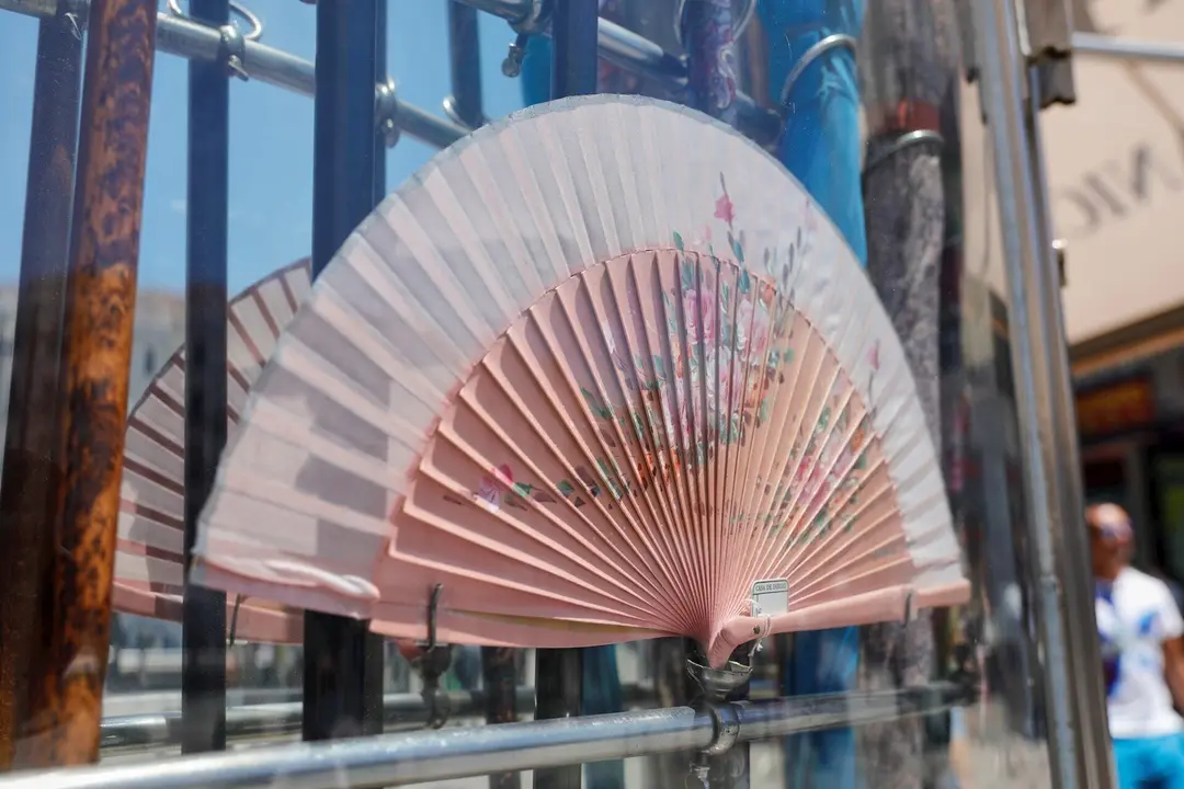 Escaparate de una tienda de abanicos cerca de la Puerta del Sol en Madrid (Espa&ntilde;a), a 29 de junio de 2020. El calor pone desde este lunes en aviso a una quincena de provincias de Andaluc&iacute;a, Castilla y Le&oacute;n, Castilla-La Mancha, Extremadura y Madrid, por te