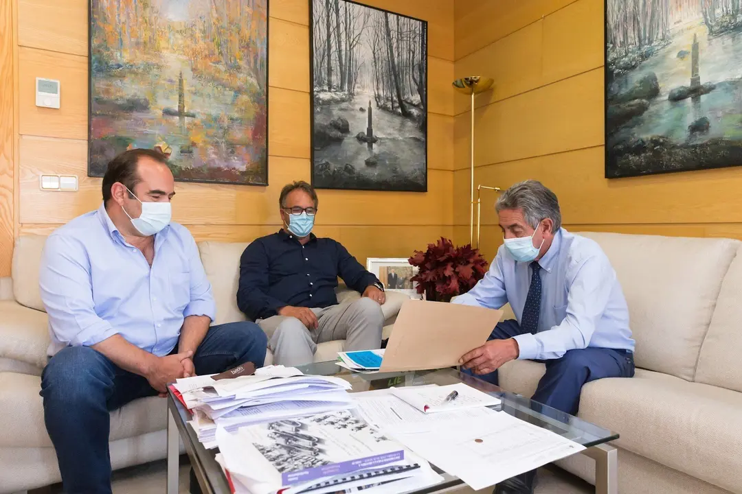 El presidente de Cantabria se re&uacute;ne con los alcaldes de Camale&ntilde;o y Vega de Li&eacute;bana