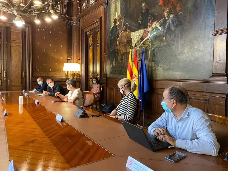Representantes del Gobierno y de la Generalitat este lunes en un encuentro para abordar la situaci&oacute;n de Nissan junto con representantes sindicales