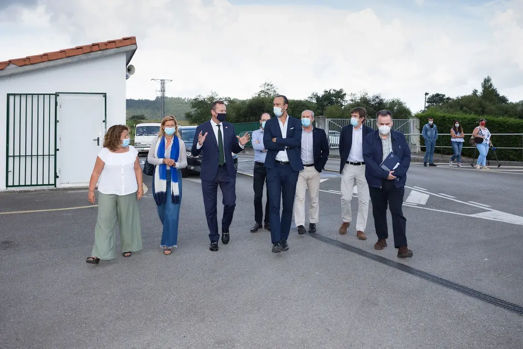 El consejero de Medio Ambiente y el alcalde en el Punto Limpio de Torrelavega