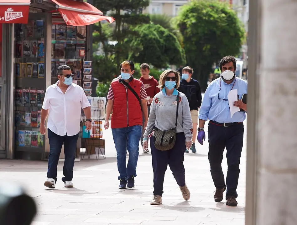 Transe&uacute;ntes pasean por calles de Santander con mascarilla