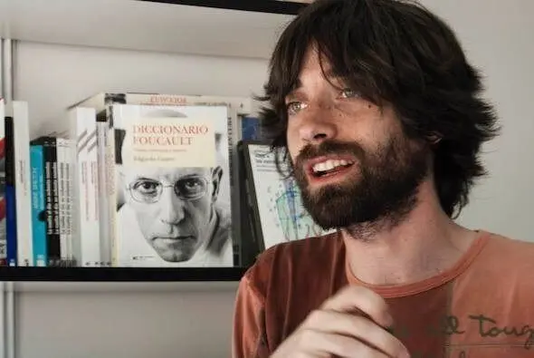 El escritor Juan G&oacute;mez B&aacute;rcena