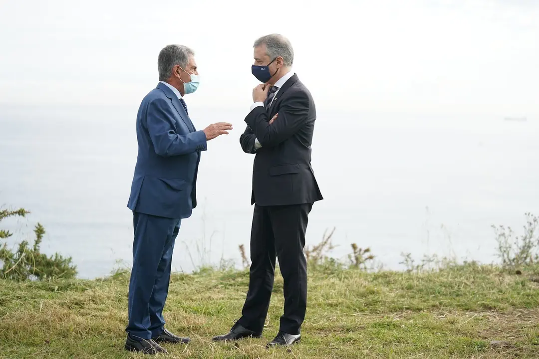 Miguel &Aacute;ngel Revilla e I&ntilde;igo Urkullu el primer d&iacute;a de recuperaci&oacute;n de la movilidad entre el Pa&iacute;s Vasco y Cantabria tras el confinamiento