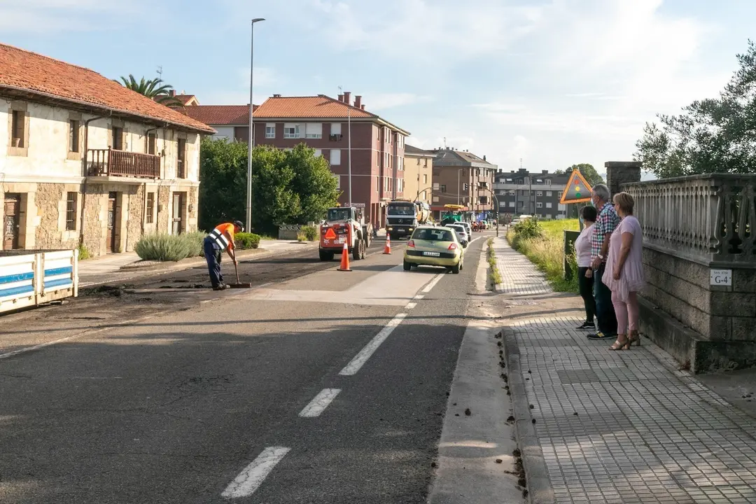 La alcaldesa y el concejal en la zona de las obras