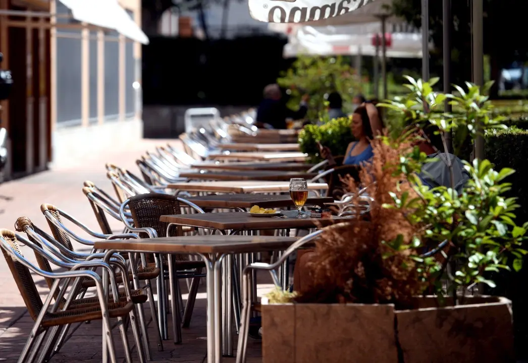 Varias personas disfrutan en una terraza. Archivo