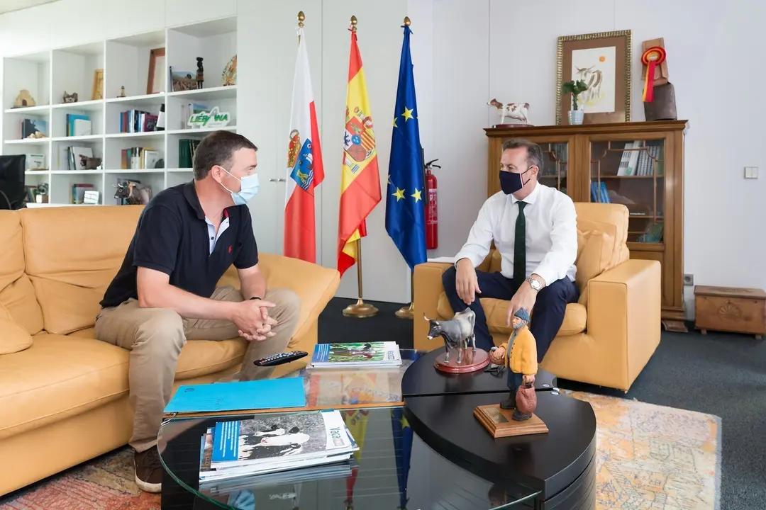 El consejero de Desarrollo Rural y el alcalde de Valdeolea bordan las principales necesidades del municipio