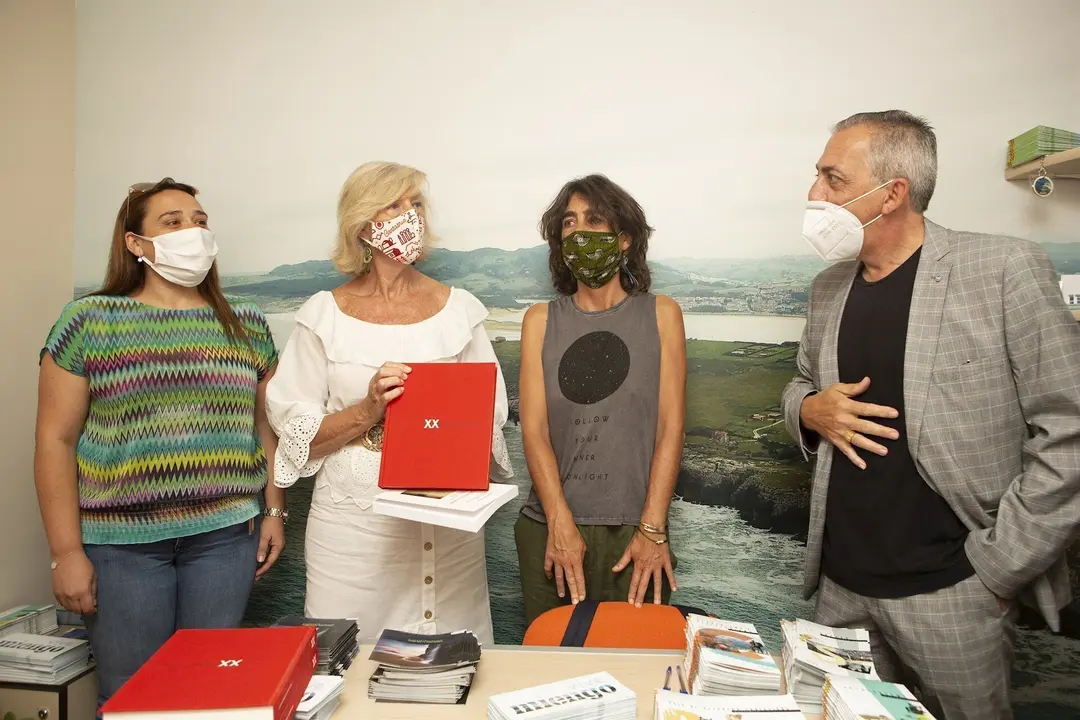 La consejera de Turismo, Marina Lomb&oacute;, inaugura la oficina de Turismo de Miengo