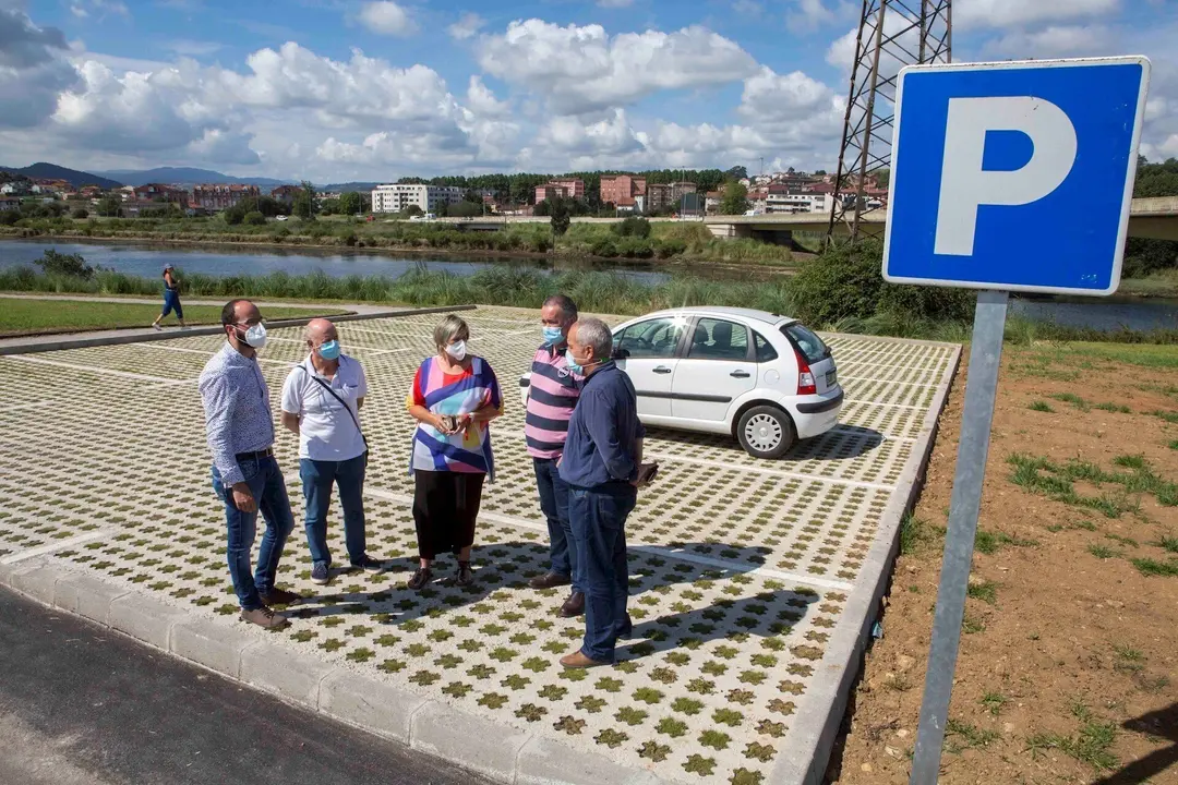 Nuevo aparcamiento junto al parque de la antigua marisma de Cacho