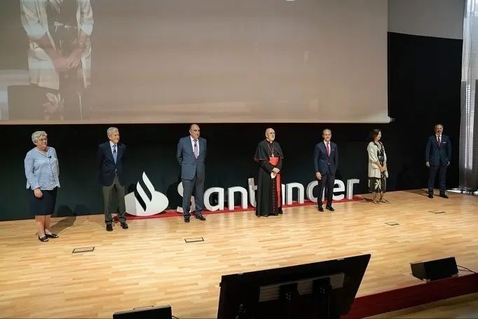 (I-D) Mar&iacute;a Rosario R&iacute;os (Confer); Manuel Bret&oacute;n (C&aacute;ritas); Luis Isasi (Santander); Cardenal Carlos Osoro; Rami Aboukhair (Santander); Clara Pardo Gil (Manos Unidas) Y Miguel &Aacute;ngel S&aacute;nchez Lozano (Santander AM)