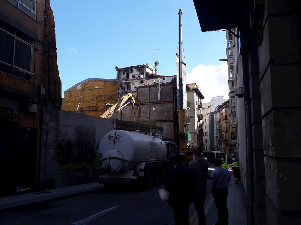 Derribo de edificios abandonados en el Cabildo  (archivo)