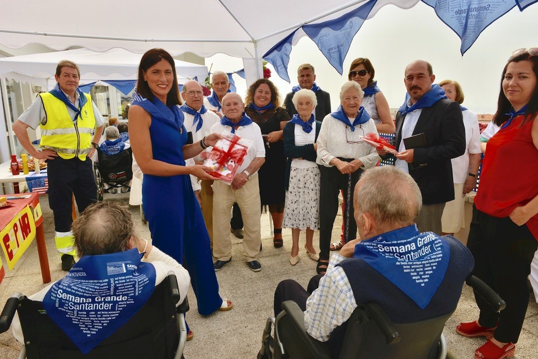 La alcaldesa de Santander, Gema Igual, asiste a la celebración de la Semana Grande en el centro de día de General Dávila