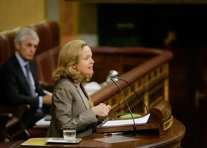 La vicepresidenta de Asuntos Econ&oacute;micos, Nadia Calvi&ntilde;o, ante el Pleno del Congreso