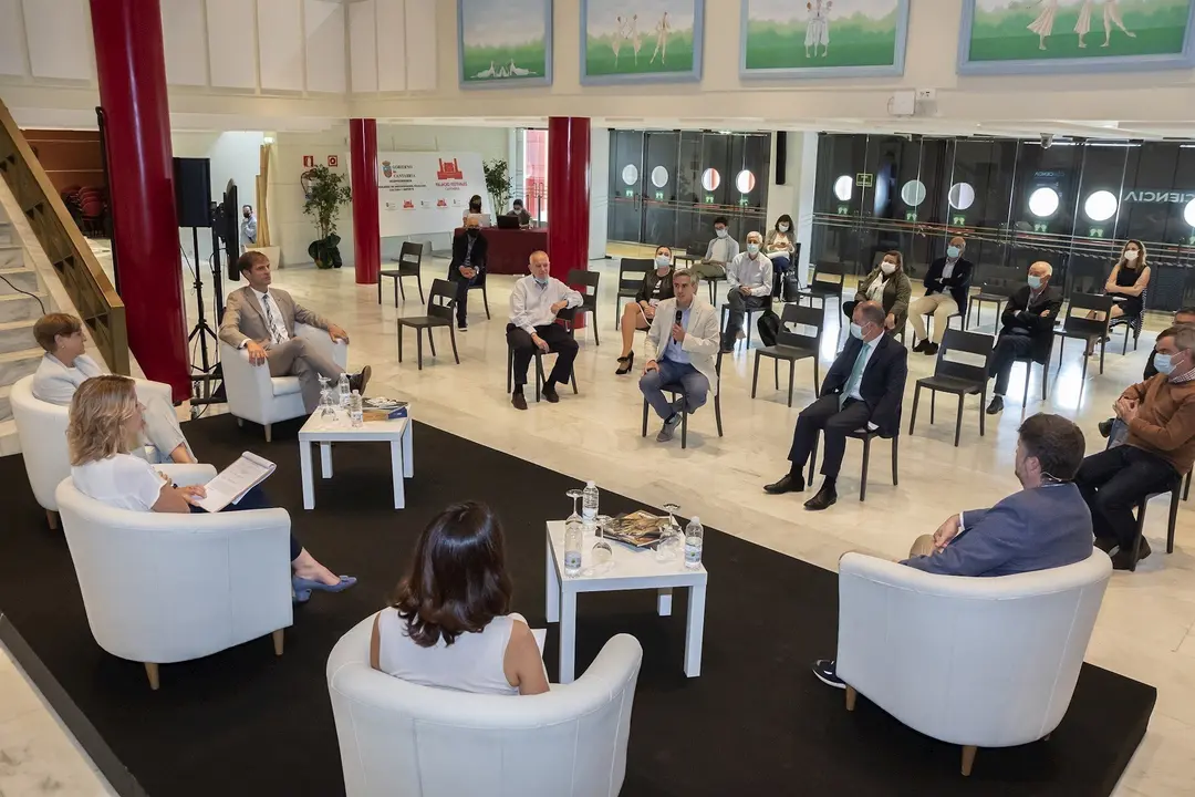 El vicepresidente y consejero de Universidades, Igualdad, Cultura y Deporte, Pablo Zuloaga, asiste a la segunda mesa de debate del pacto por la ciencia de Cantabria