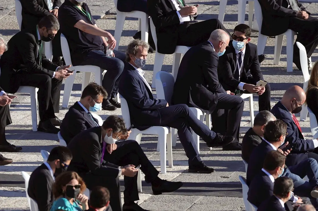 El director del Centro de Coordinaci&oacute;n de Alertas y Emergencias Sanitarias del Ministerio de Sanidad, Fernando Sim&oacute;n, toma asiento a su llegada a la ceremonia de Estado para homenajear a las v&iacute;ctimas de la pandemia de Covid-19