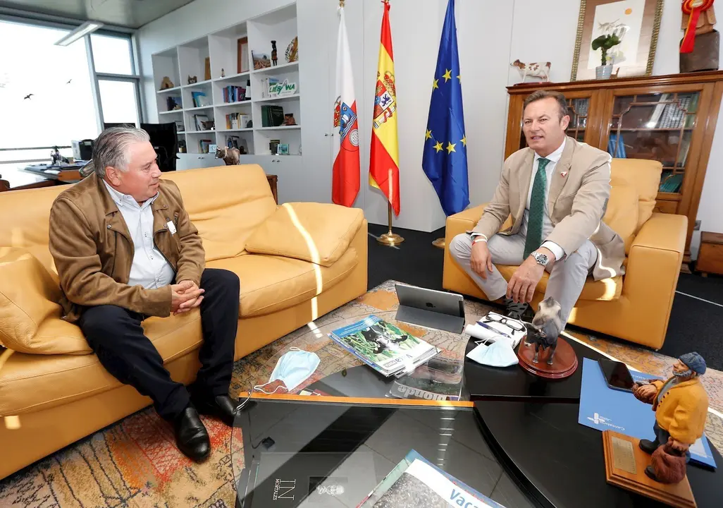 El consejero de Desarrollo Rural, Ganader&iacute;a, Pesca, Alimentaci&oacute;n y Medio Ambiente, Guillermo Blanco, se ha reunido con el alcalde de Ud&iacute;as, Fernando Fern&aacute;ndez