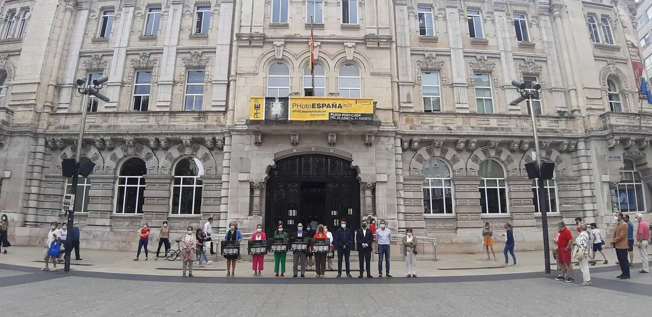 Nota De Prensa Y Foto Minuto De Silencio Mujeres Asesinadas En Barcelona Y Madrid