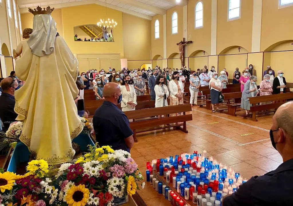 La alcaldesa en la misa del Carmen en el Barrio Pesquero de Santander