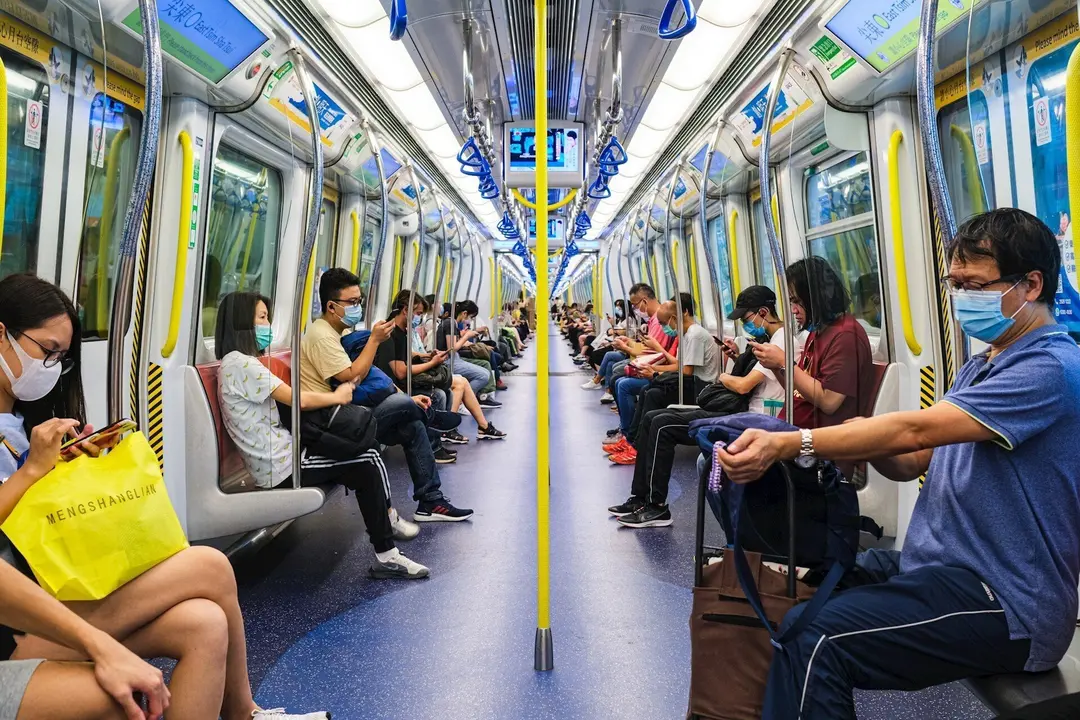 Pasajeros con mascarilla en el metro de Hong Kong