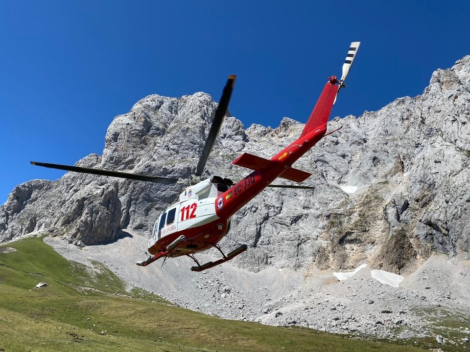 El helicóptero del Gobierno de Cantabria rescata a dos escaladores de la vía del Espolón de Los Franceses, en Camaleño
