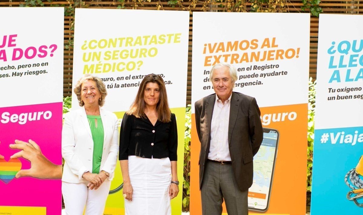 Presentación de la edición de 2019 de la campaña Viaja Seguro, con la presidenta de Unespa, Pilar González de Frutos; la subsecretaria de Exteriores, Ángeles Moreno Bau, y el presidente de la Federación Madrileña de Montañismo (FMM), José Luis Rubayo.