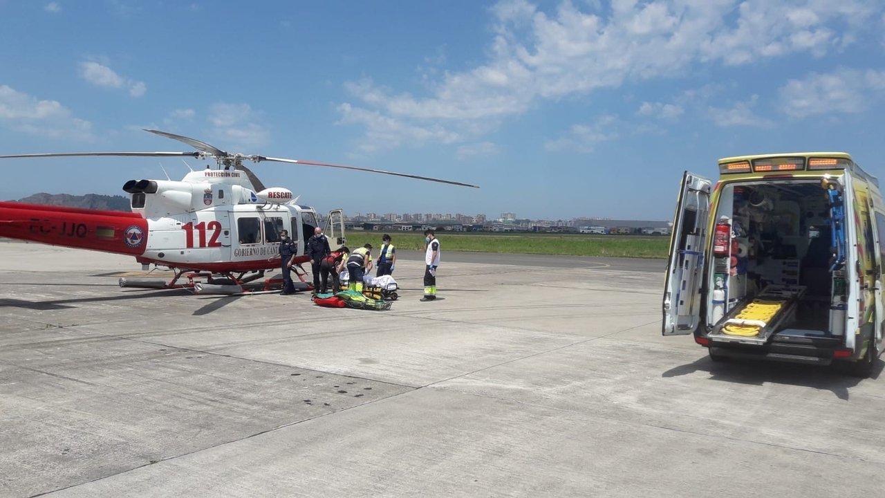 Evacúan en helicóptero a un varón con síntomas de infarto en la playa de Oyambre