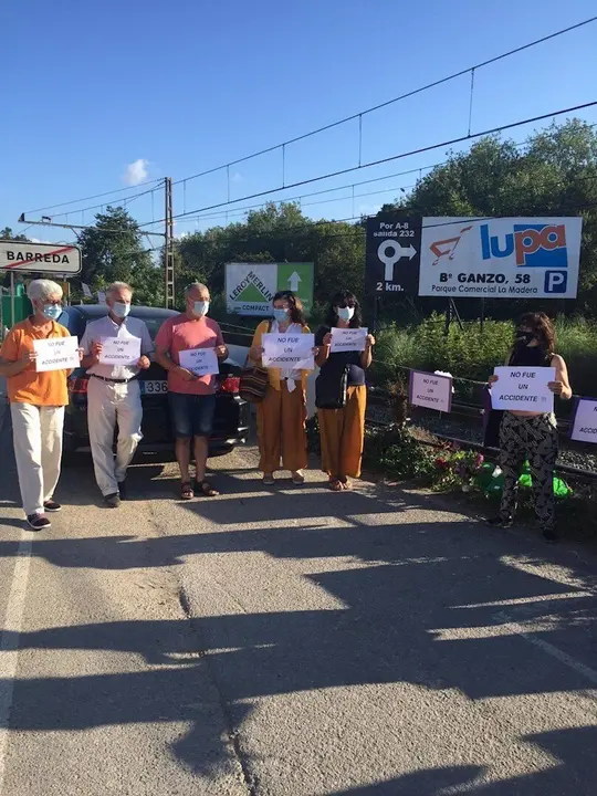 Acci&oacute;n de homenaje a las mujeres atropelladas en Barreda