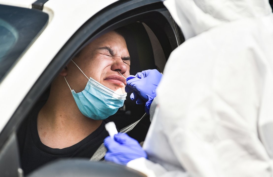 17 July 2020, US, Rock Island: A health worker takes a swab from a man in his car for coronavirus PCR tests at a coronavirus testing mobile facility in the parking lot of the QCCA Expo Center. Photo: Meg Mclaughlin/Dispatch Argus via ZUMA Wire/dpa