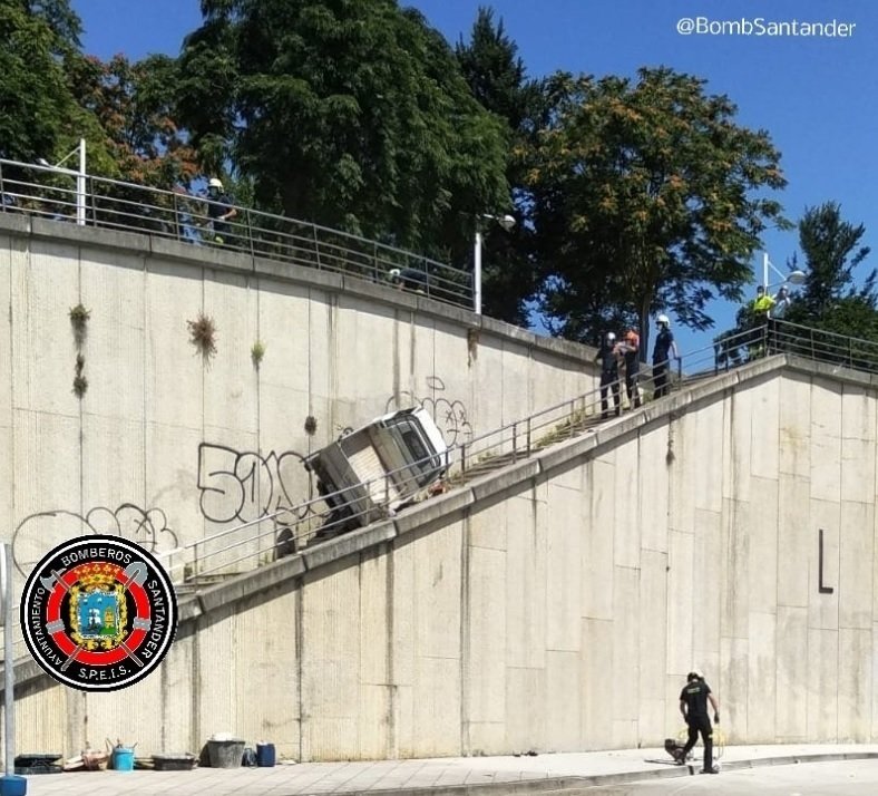 Vehículo de Parques y Jardines cae por unas escaleras