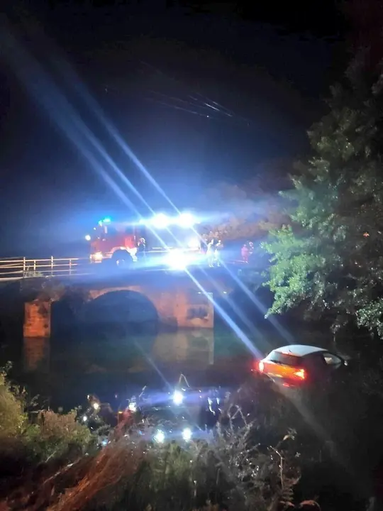 Veh&iacute;culo ca&iacute;do al r&iacute;o