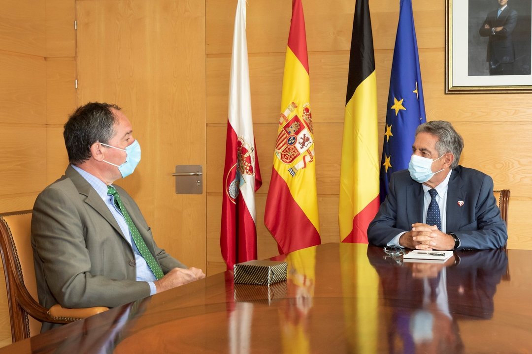 El presidente de Cantabria, Migue Ángel revilla, con el embajador de Bélgica en España, Marc Calcoen