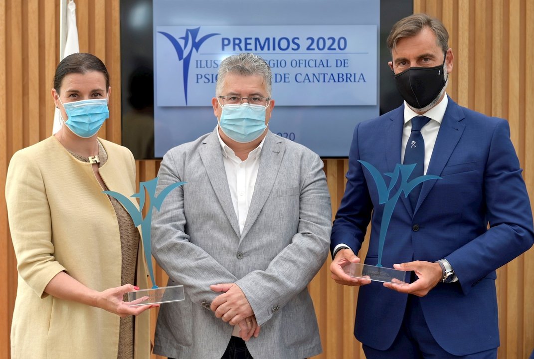 Entrega de premios del Colegio Oficial de Psicología de Cantabria al Ayuntamiento de Santander y La Caixa