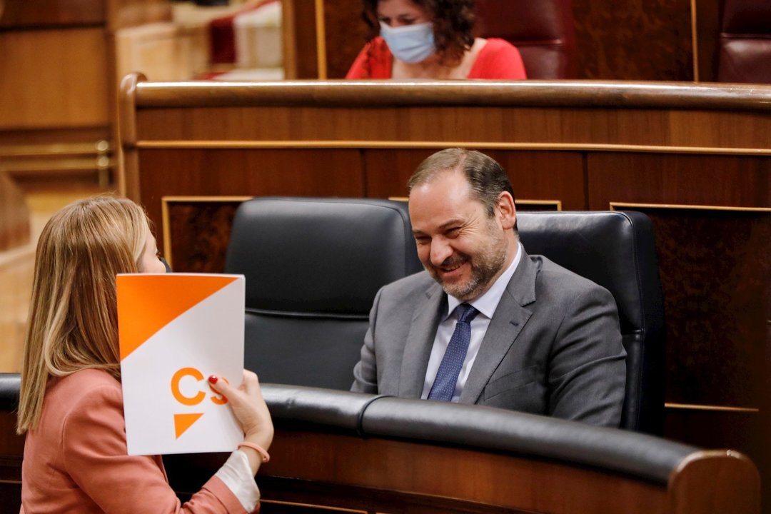El ministro de Transportes, Movilidad y Agenda Urbana, José Luis Ábalos, sonríe a la diputada de Ciudadanos María Muñoz durante un pleno en el Congreso .