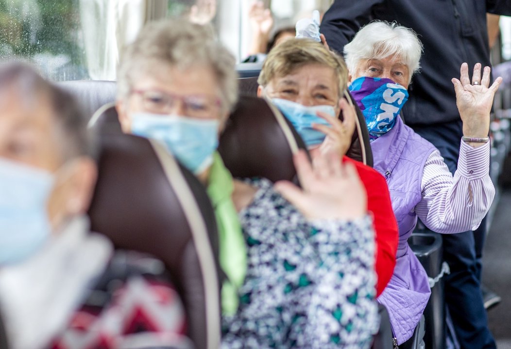 Mujeres con mascarilla en un autobús en Schwerin (Alemania)