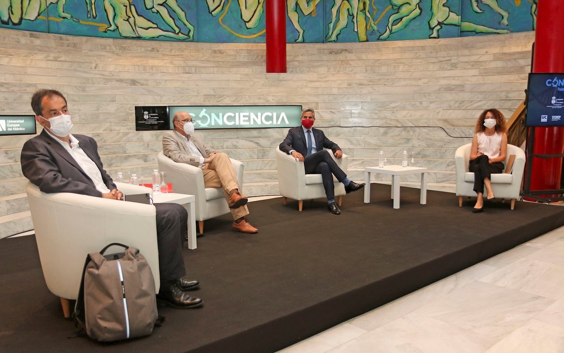 Pablo Zuloaga asiste a la tercera mesa de debate del pacto por la ciencia de Cantabria